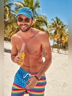 Chubbies | The‎ Love is Loves | 5.5" | Swim Shorts Mesh Lined | Men’s Size Large